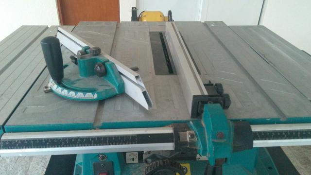 Serra de mesa Makita mlt100