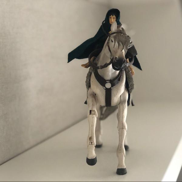 boneco frodo e cavalo - senhor dos anéis