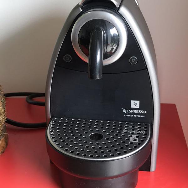 cafeteira nespresso essenza automatic