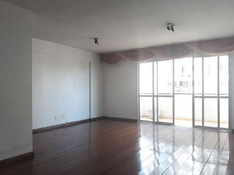 Apartamento com 3 Quartos à Venda, 126 m² por R$ 330.000