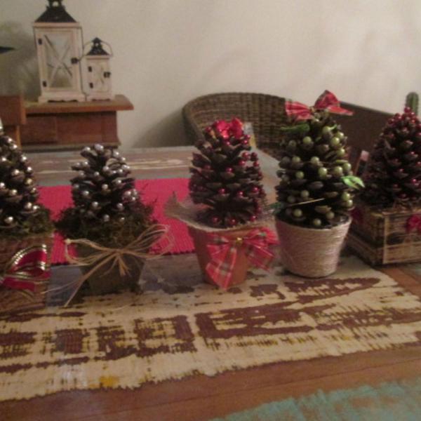 Pinhas decoradas para o Natal