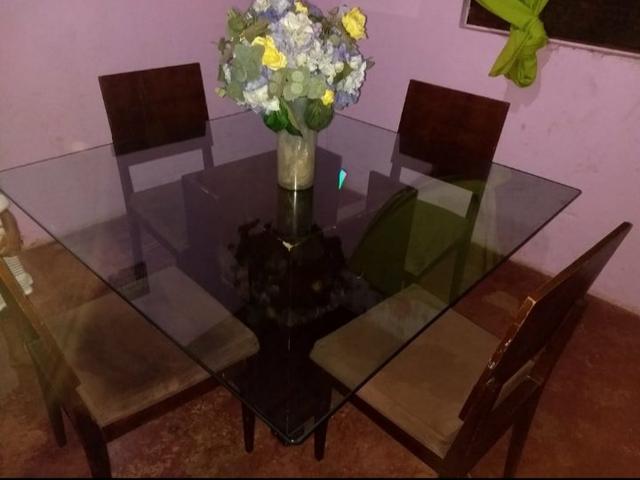 Vendo uma mesa de vidro de 4 cadeiras