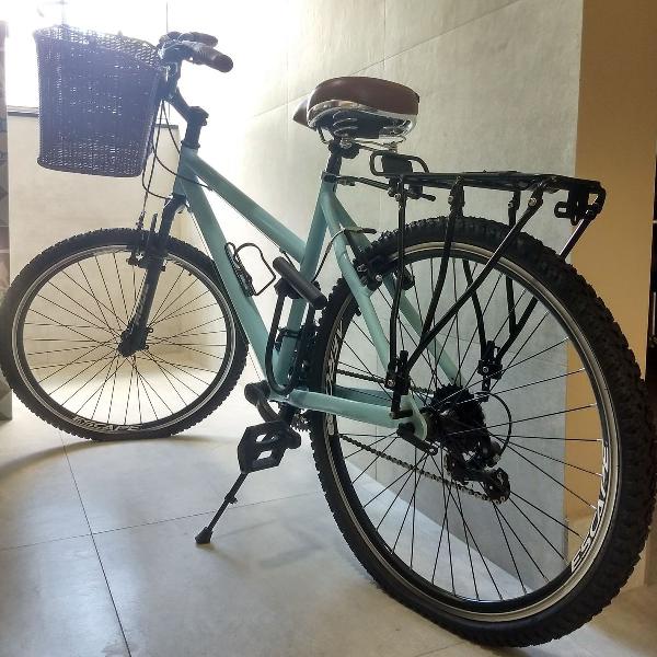 bicicleta azul clara, com cestinha, banco de couro e demais
