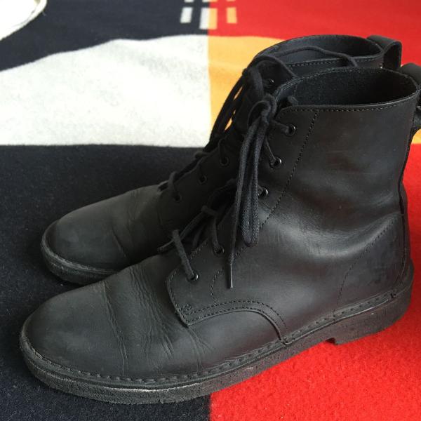 bota clarks preta fosco