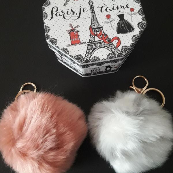 kit de 2 chaveiros pompom com caixinha