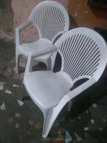 2 Cadeiras de plástico por 40 reais