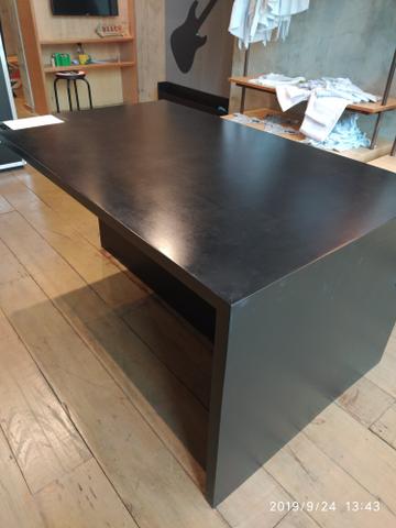 Mesa retangular para expor peças