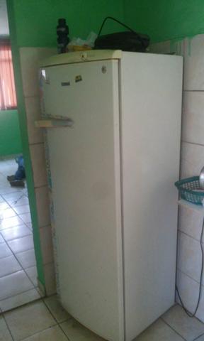 Geladeira semi nova. Funcionando tudo perfeitamente. Whats-