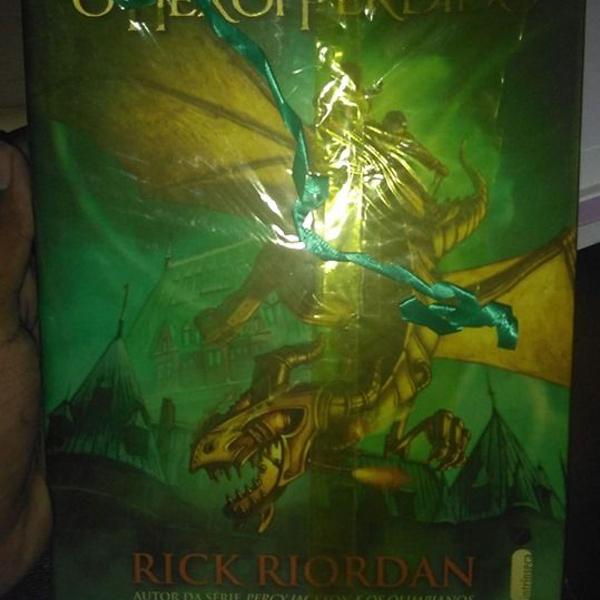 ivro "o herói perdido" de rick riordan.