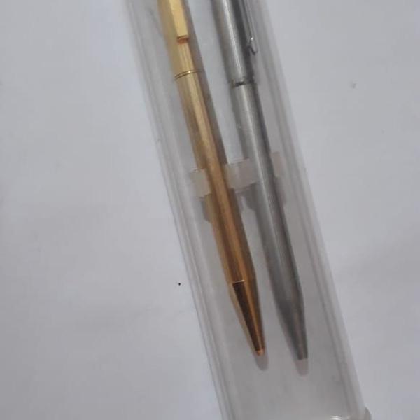 par de canetas antigas de metal