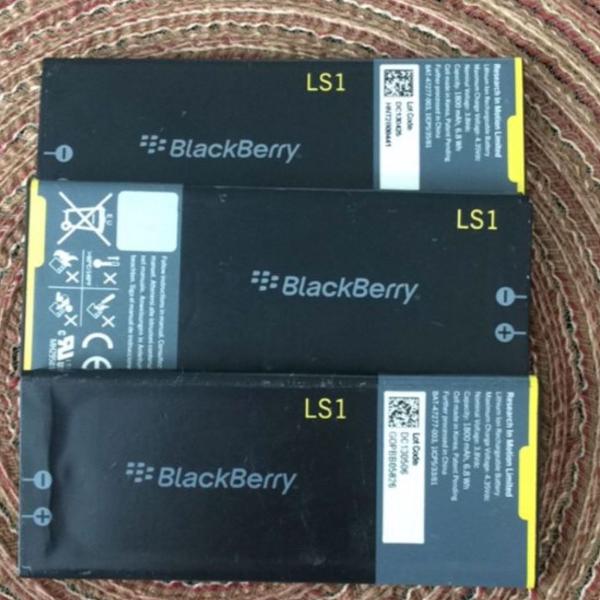 três baterias blackberry z10 original , ls1, 1800