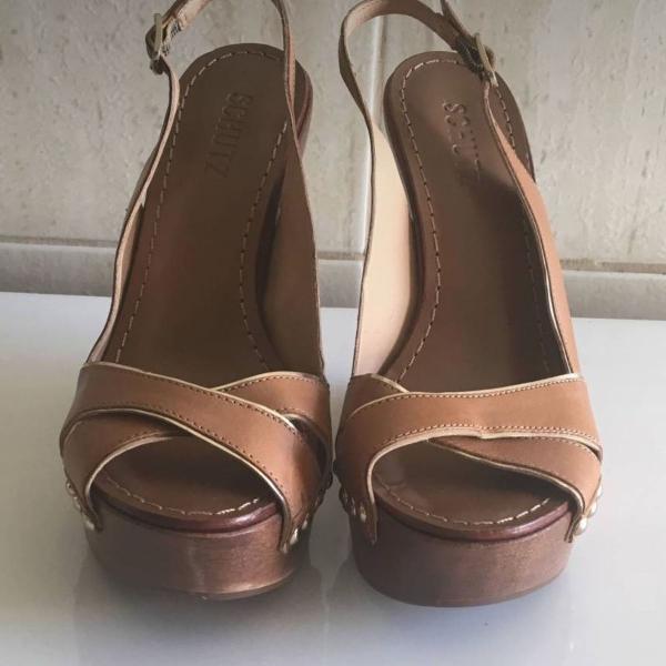 Sandália SCHUTZ caramelo, dourada e madeira