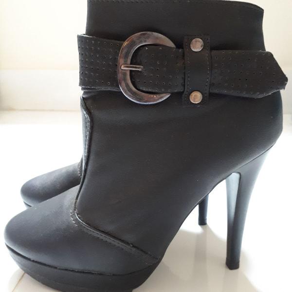 ankle boot preta ( bota cano curto )