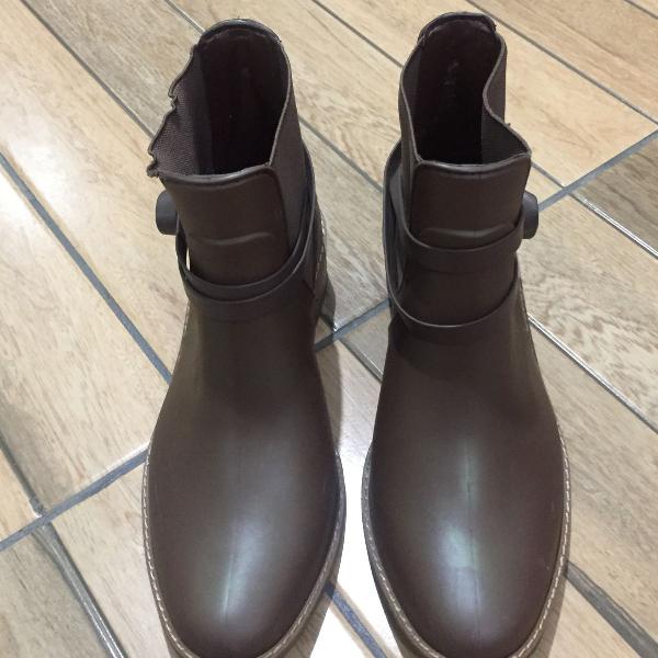 bota chelsea colcci tiras