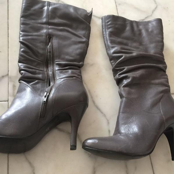 bota de couro cinza