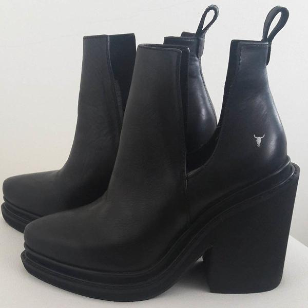 bota em couro coringa