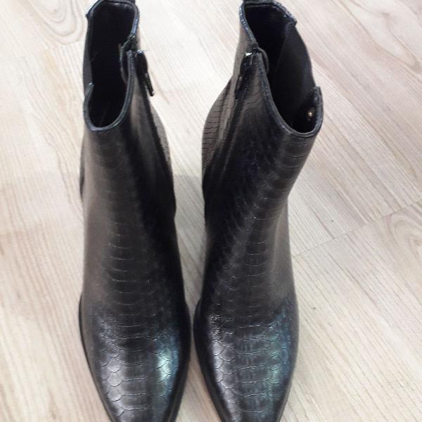 bota em couro croco.cano médio salto grosso. 34 preto