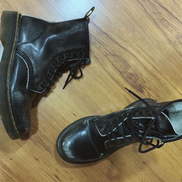 bota estilo doc martens