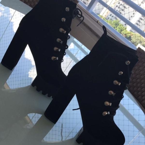 bota salto alto plataforma preto