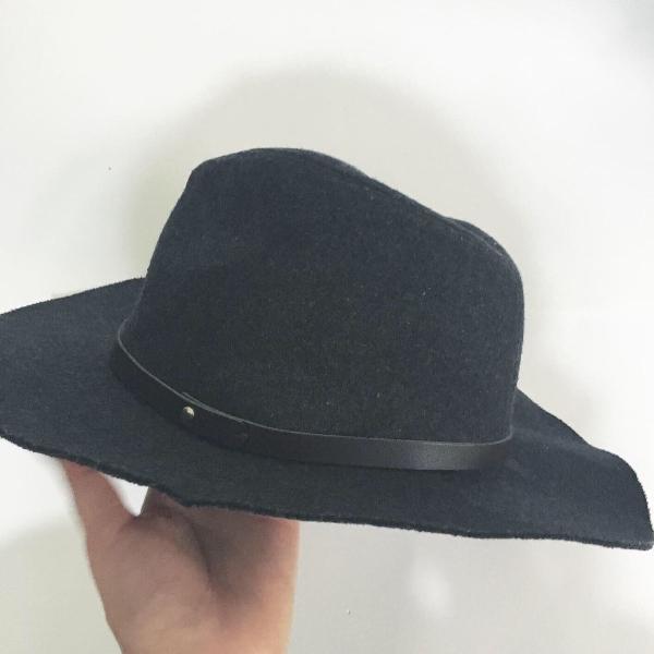 chapéu cinza escuro estilo fedora