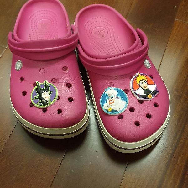 crocs rosa com bumpers das vilãs da disney