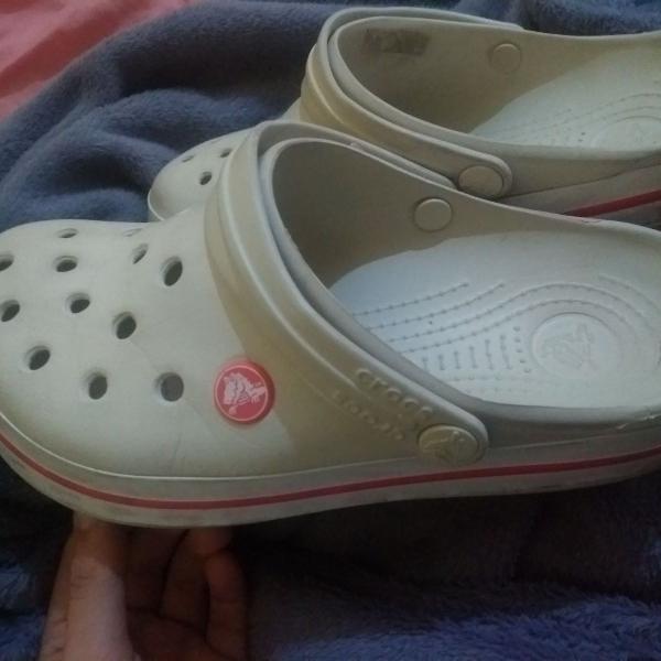 crocs usado