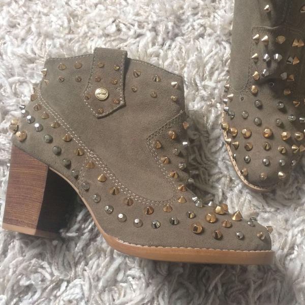 novo - bota spikes colcci