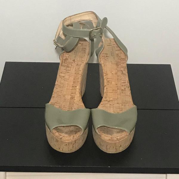 sandália plataforma verniz zara