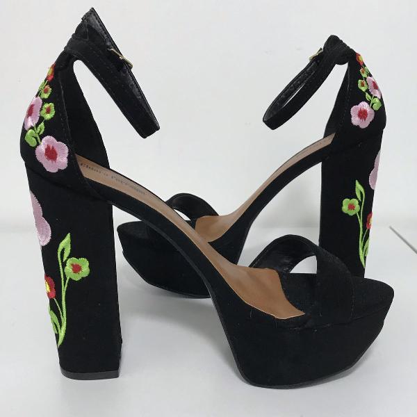 sapato salto alto preto
