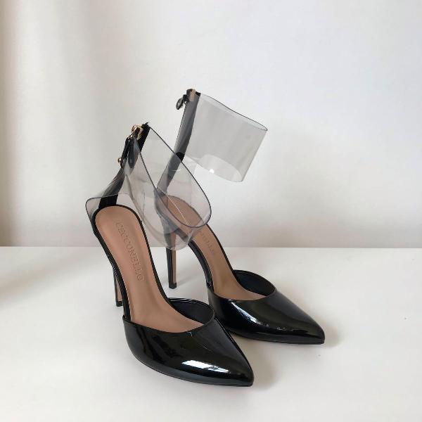 scarpin preto vinil e verniz