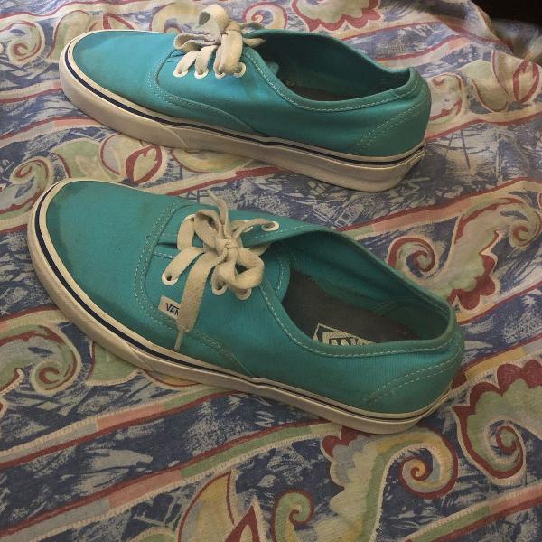 vans azul bebê