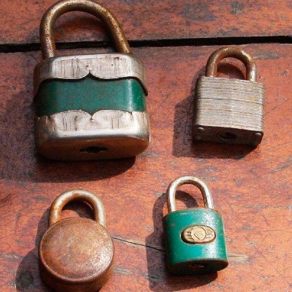 4 pequenos cadeados antigos sem as chaves