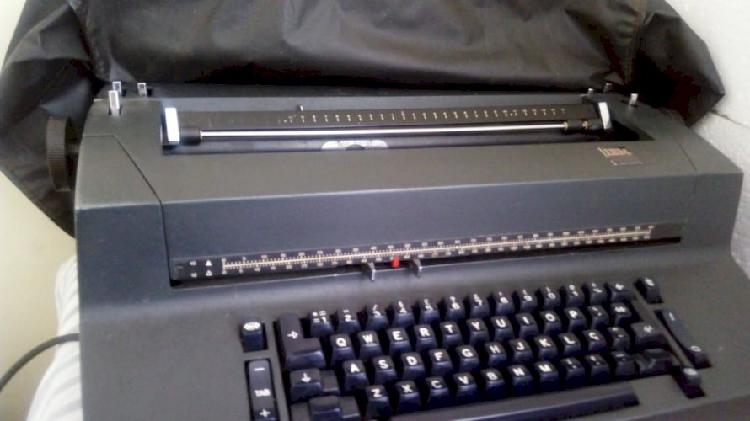 Maquina de escrever elétrica antiga IBM funciona