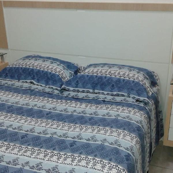 Painel de cama com criado mudo e tomada imbutida