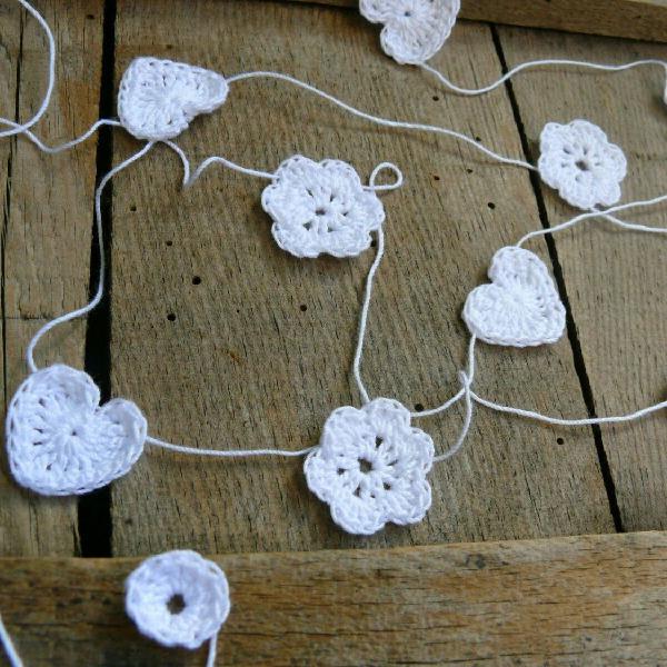 Varal Flores e Corações de Crochê Branco