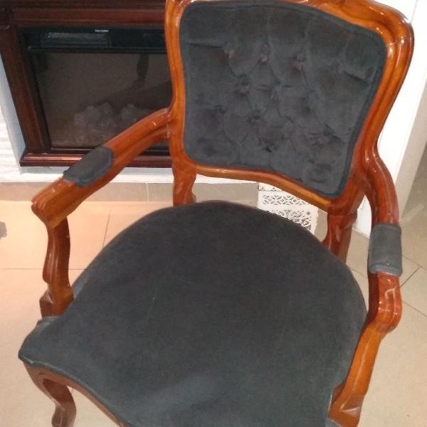 cadeira estofada modelo Luis XV