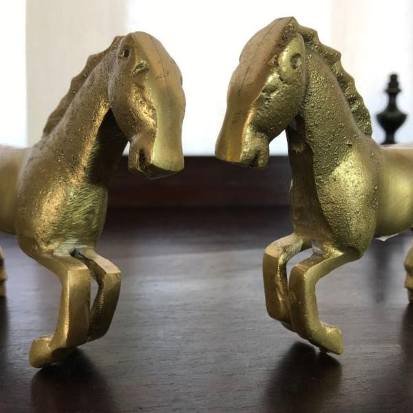 par de cavalos em bronze