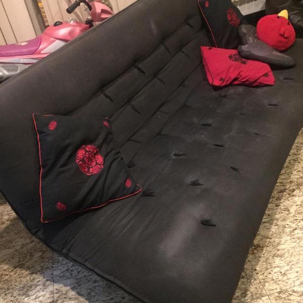 sofá futon preto