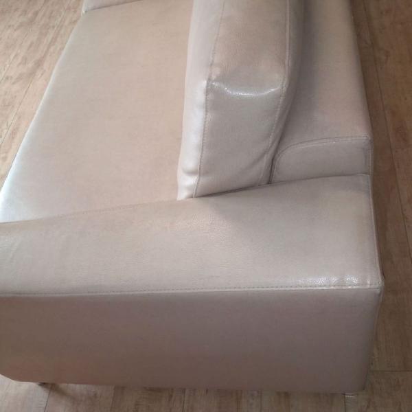 sofa de couro newliving 4 lug. grandes 2.50x90 beige lindo
