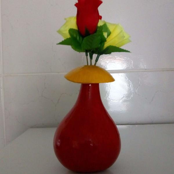 vaso amarelo e vermelho