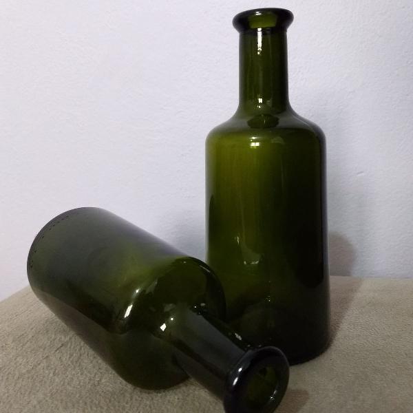 vaso solitário verde escuro de vidro