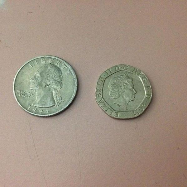 2 moedas quarter dollar 1994 e twenty pence 2011 r$49