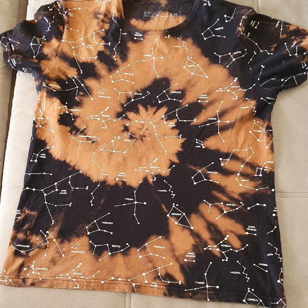 Camiseta tie dye, estampa constelações