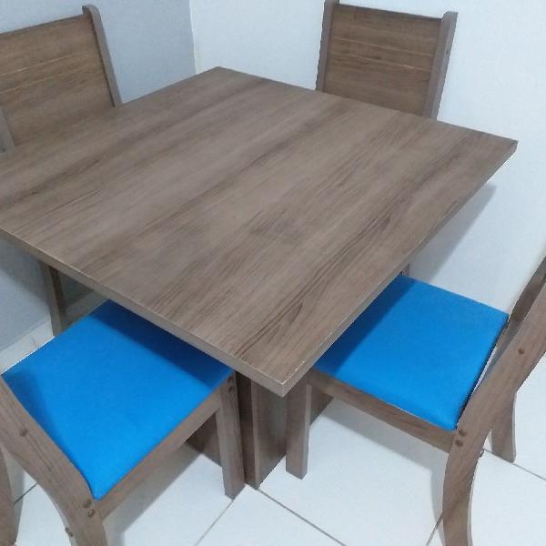 Mesa com 4 cadeiras