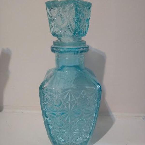charmosa garrafa em vidro em tom azul