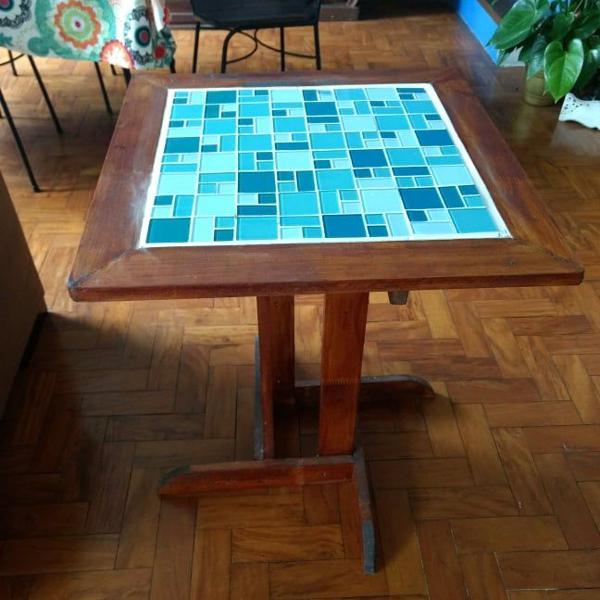 mesa com tampo de azulejo