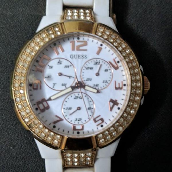 relógio branco e dourado guess