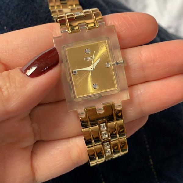 relógio dourado com strass da swatch
