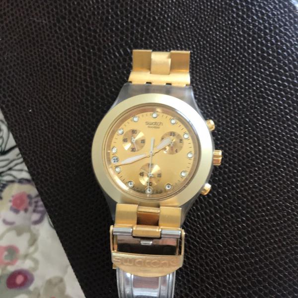 relógio dourado swatch