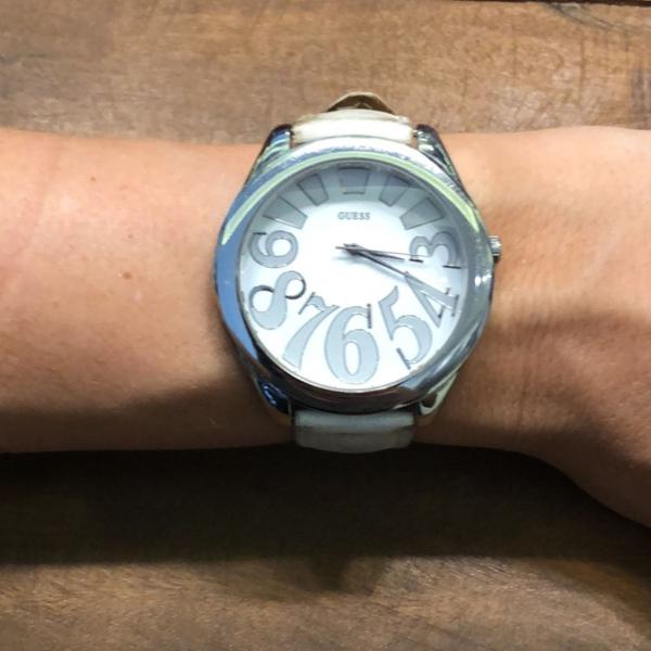 relógio em couro branco original da marca guess